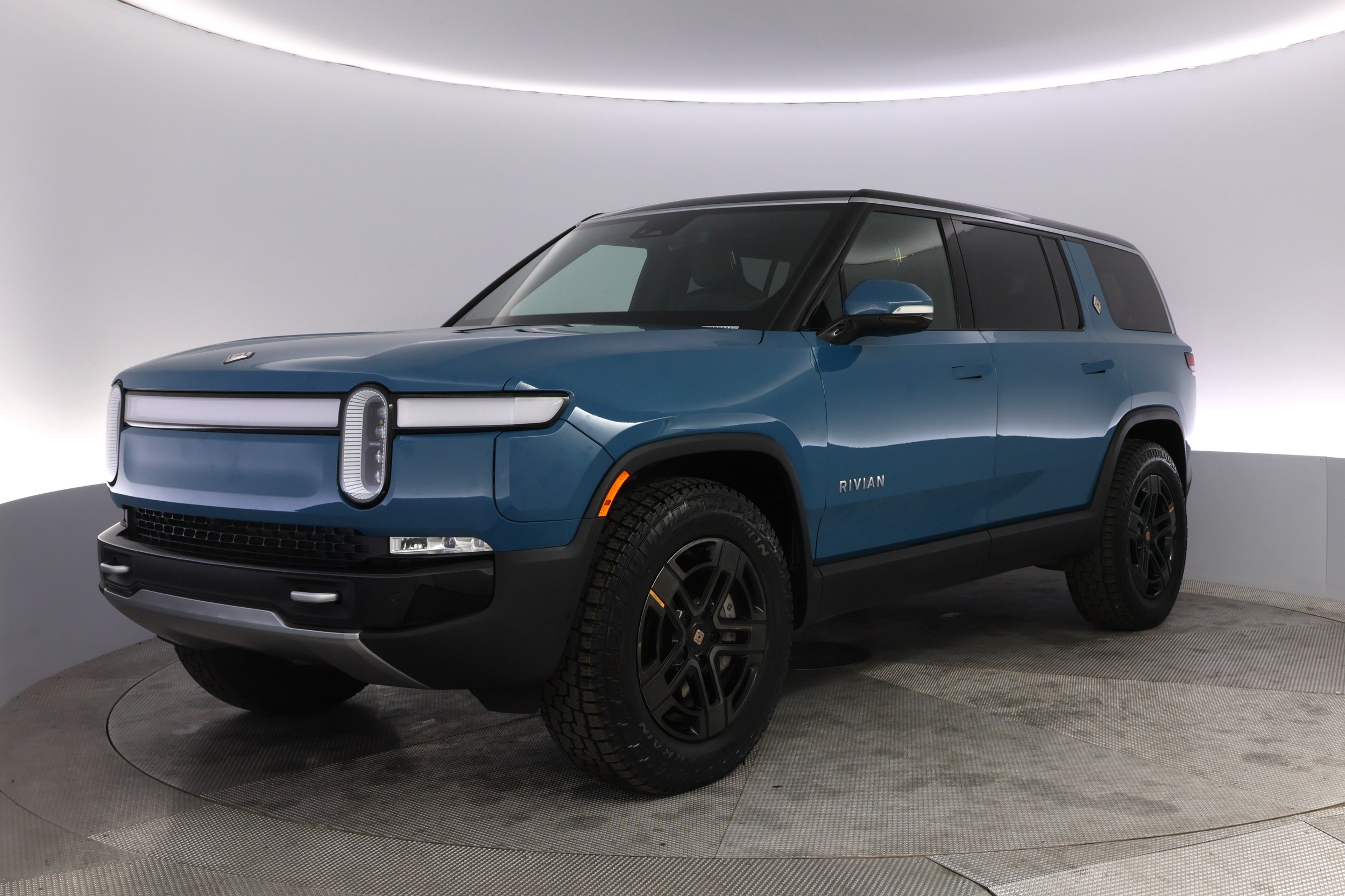 2024 Rivian R1S