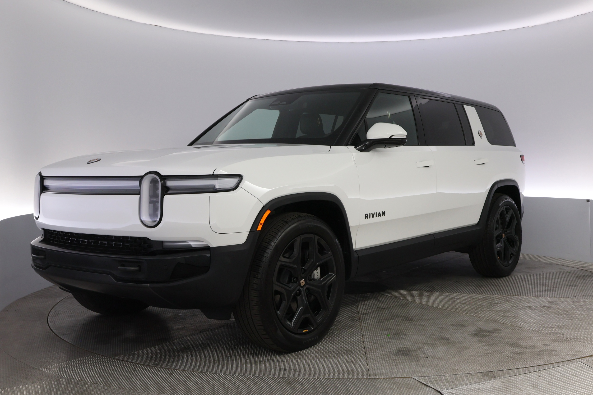 2025 Rivian R1S