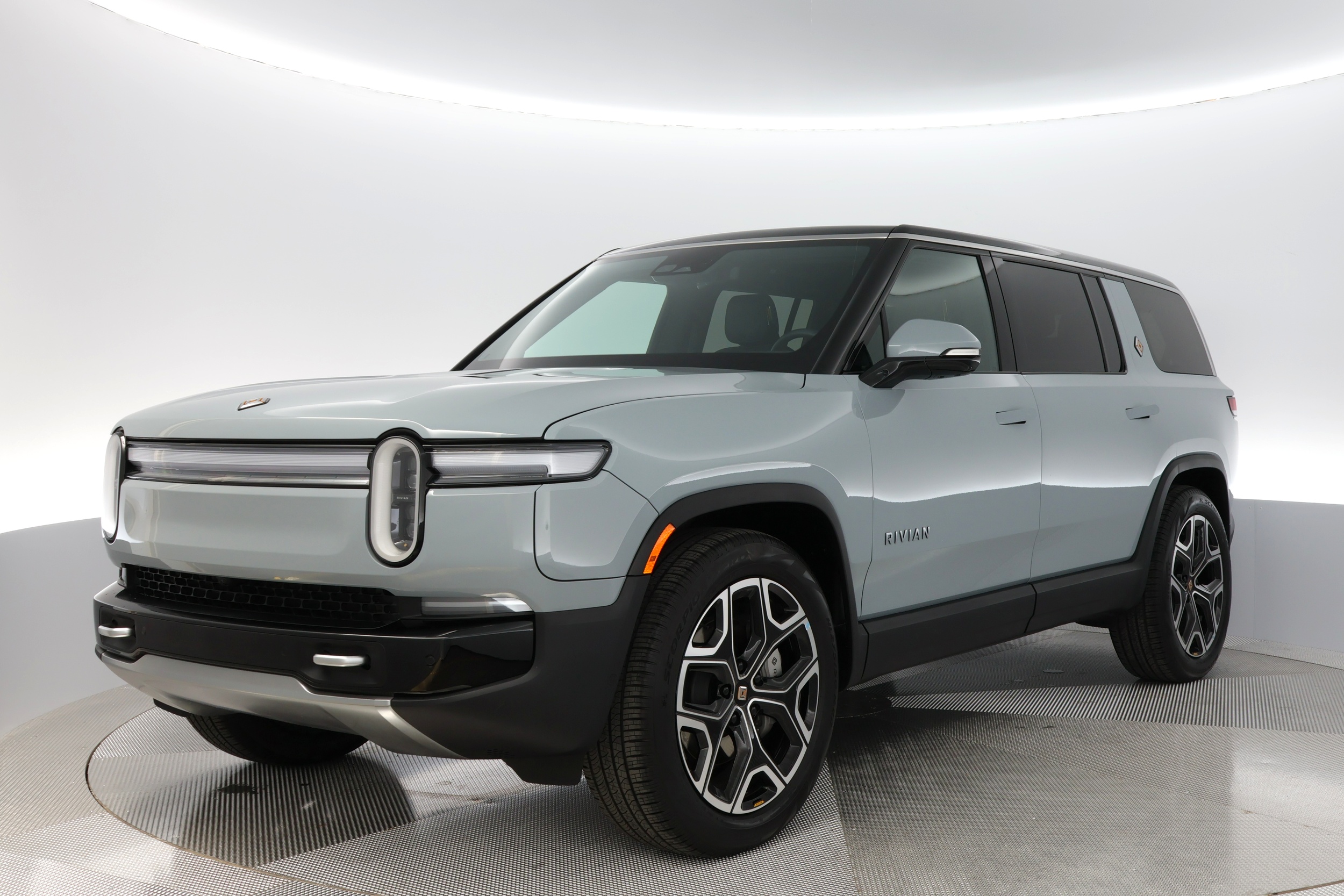 2025 Rivian R1S