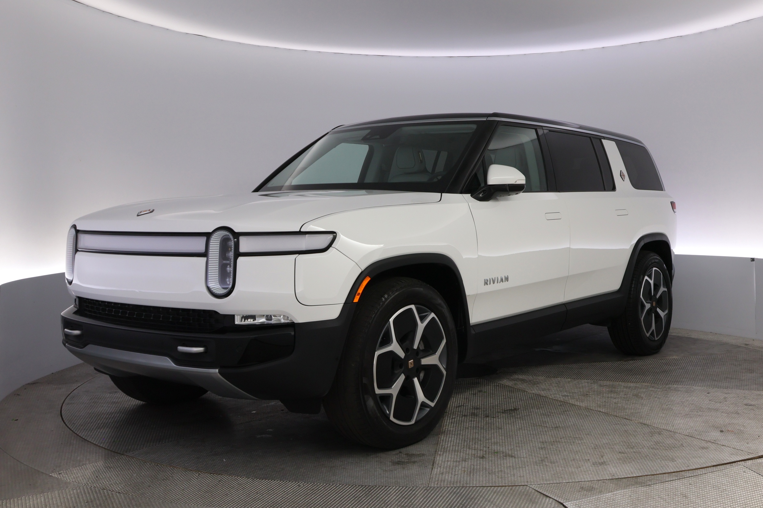2024 Rivian R1S