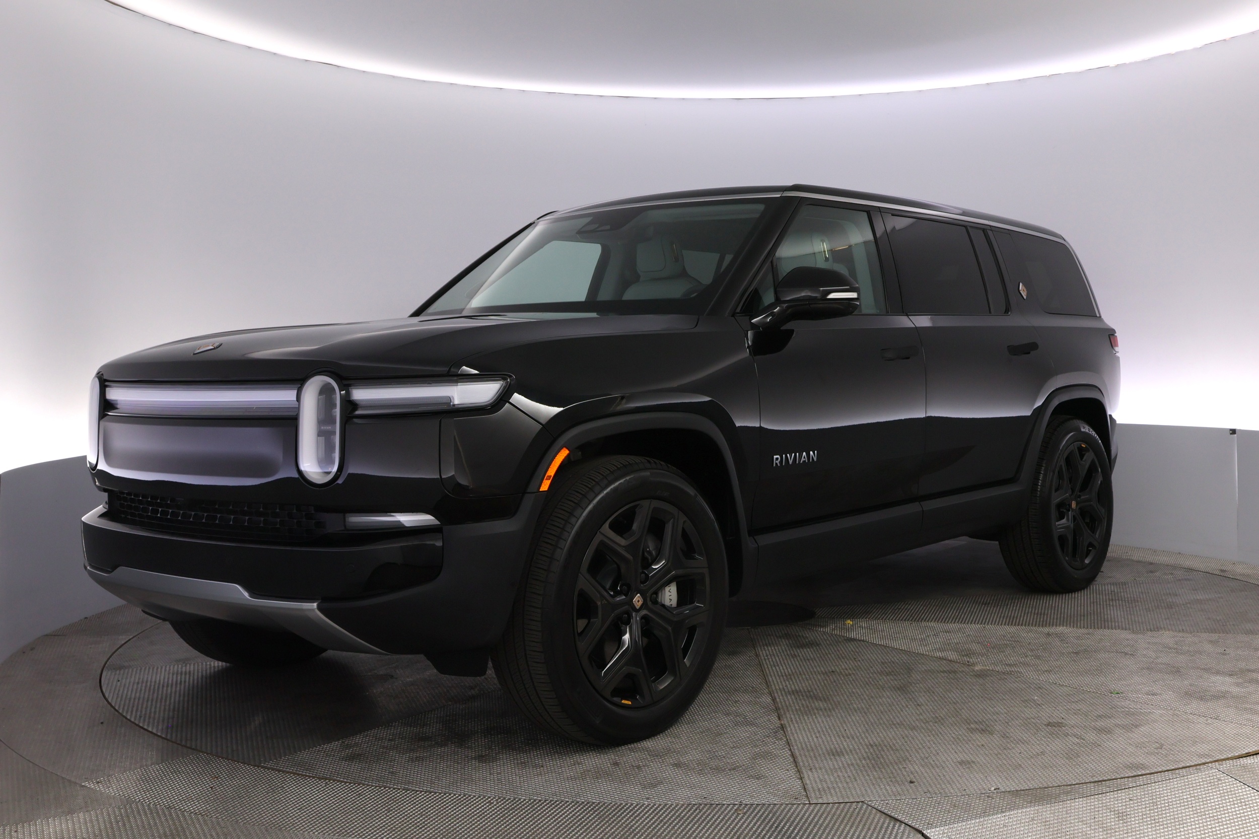 2025 Rivian R1S