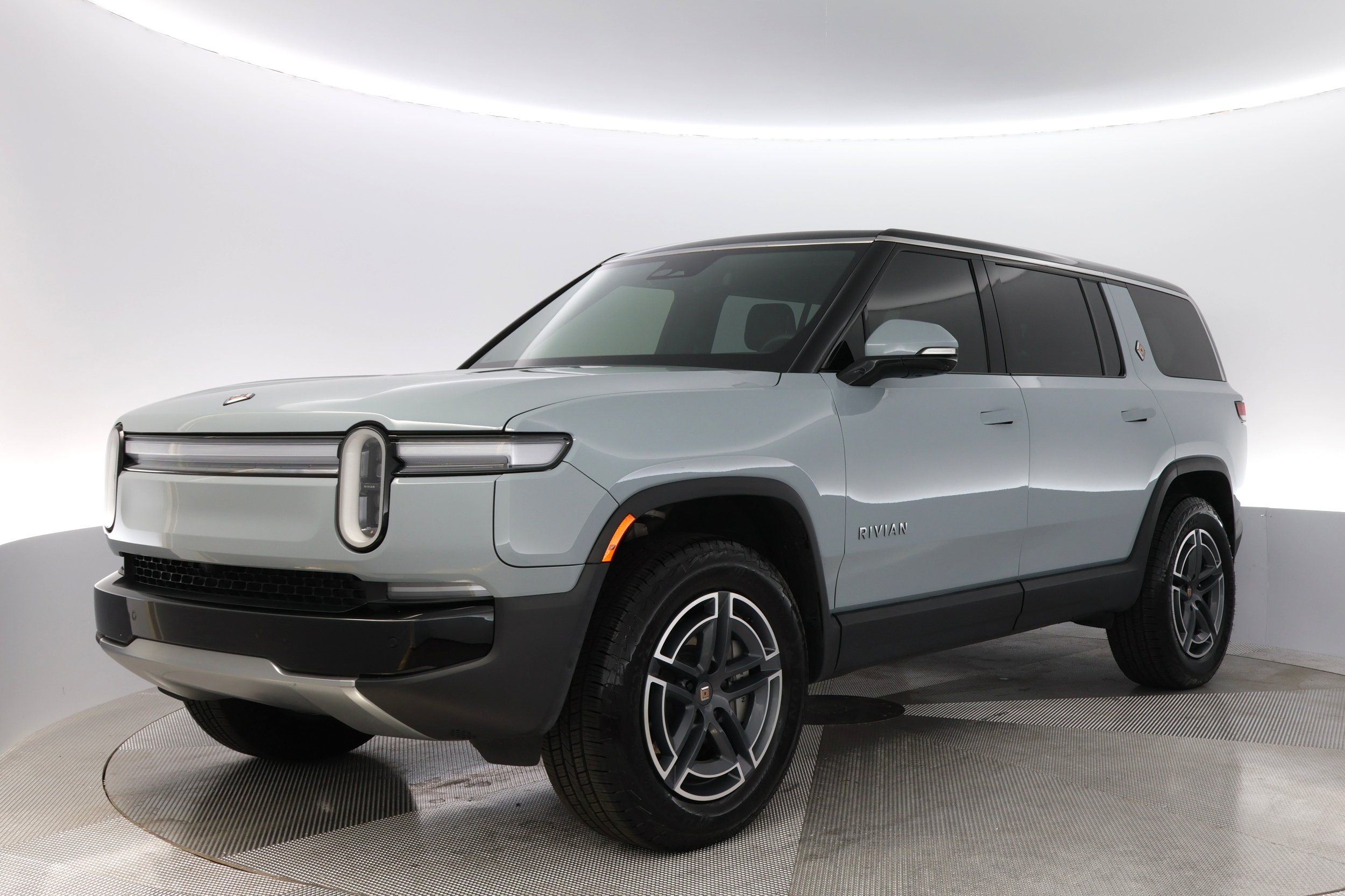 2025 Rivian R1S